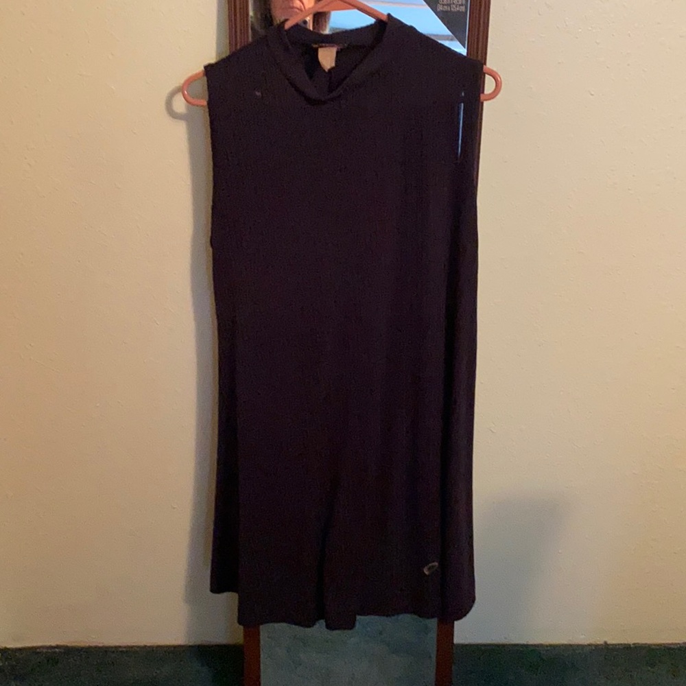 This long tee is so cute with a pair of leggings. It is sharply.